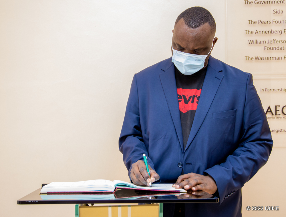 Umuyobozi wa Onomo Hotel Rwanda, Nizey Emile yagize ubutumwa atanga ku rwibutso mu gitabo cy'abashyitsi