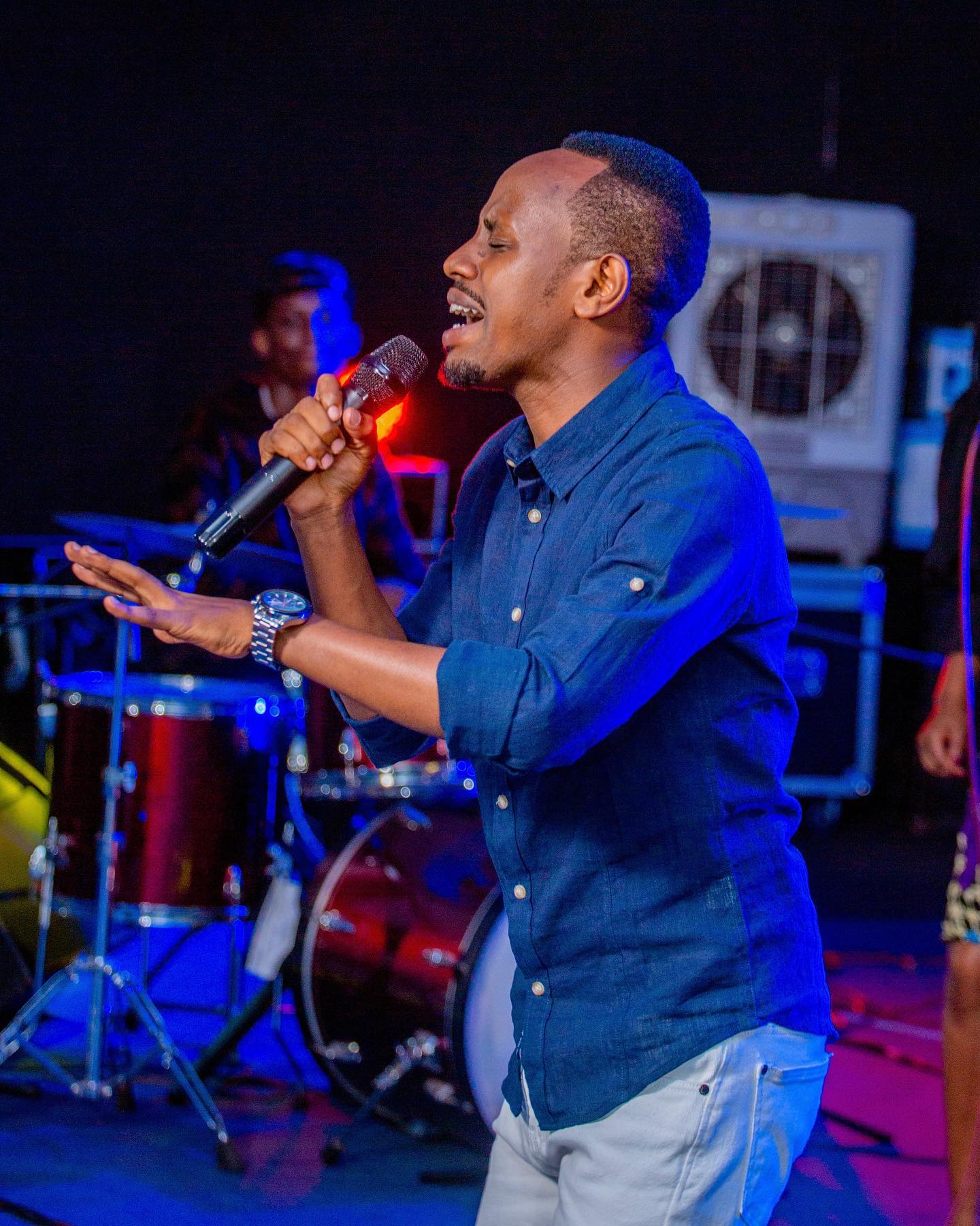 Prosper Nkomezi ugiye gutaramira muri Kenya ni umwe mu bahanzi bagezweho mu muziki wo kuramya no guhimbaza Imana