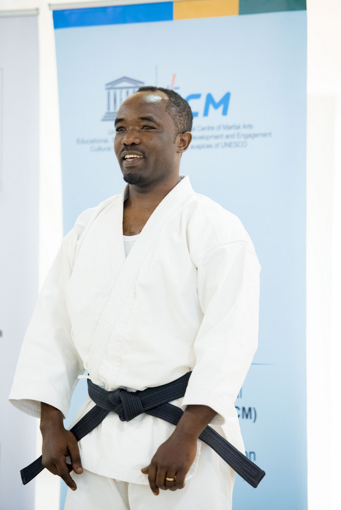 Nkuranyabahizi Noël usanzwe ari Umutoza Mukuru w’Ikipe y’Igihugu ari mu bahuguye abanyeshuri kuri karate mu byumweru bitanu