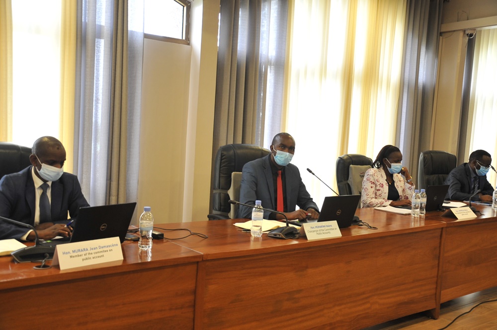 Depite Murara Jean Damascène uri mu bagize PAC; Perezida wa PAC, Muhakwa Valens; Visi Perezida wa PAC, Depite Uwineza Beline na Depite Ntezimana Jean Claude bakurikiye ibisobanuro by'abayobozi ba REG