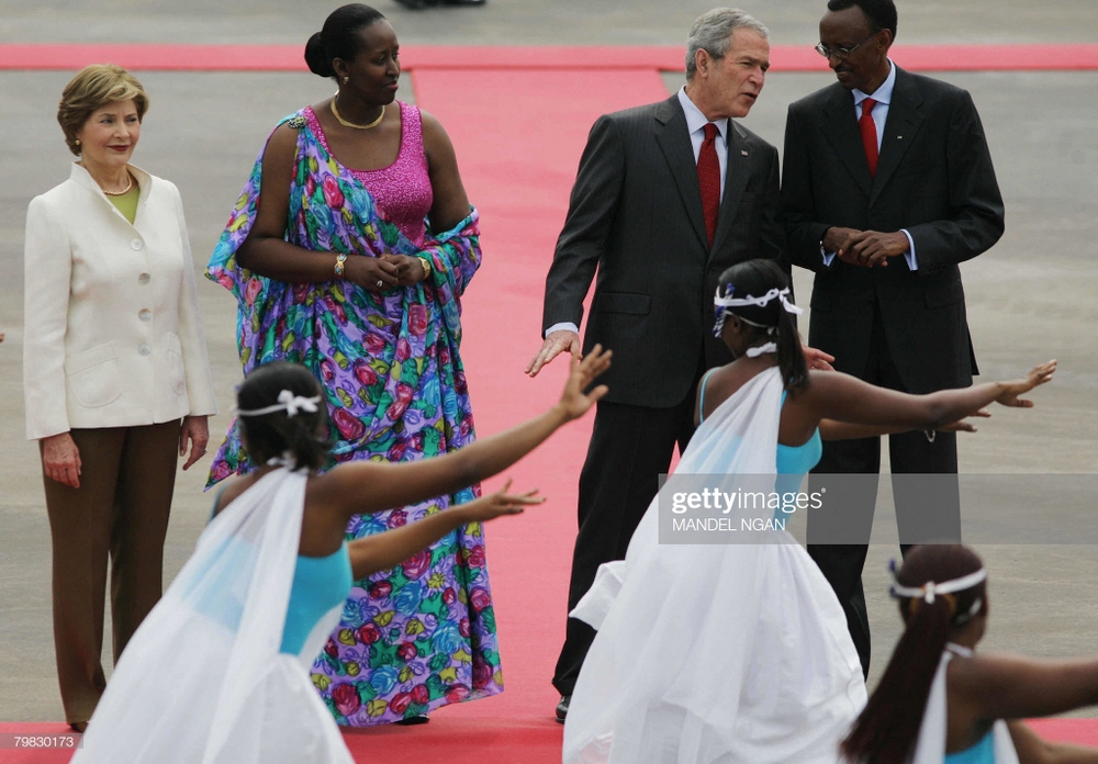 Perezida Kagame na Madamu Jeannette Kagame bajya kwakira Bush n'umufasha we ku kibuga cy'indege