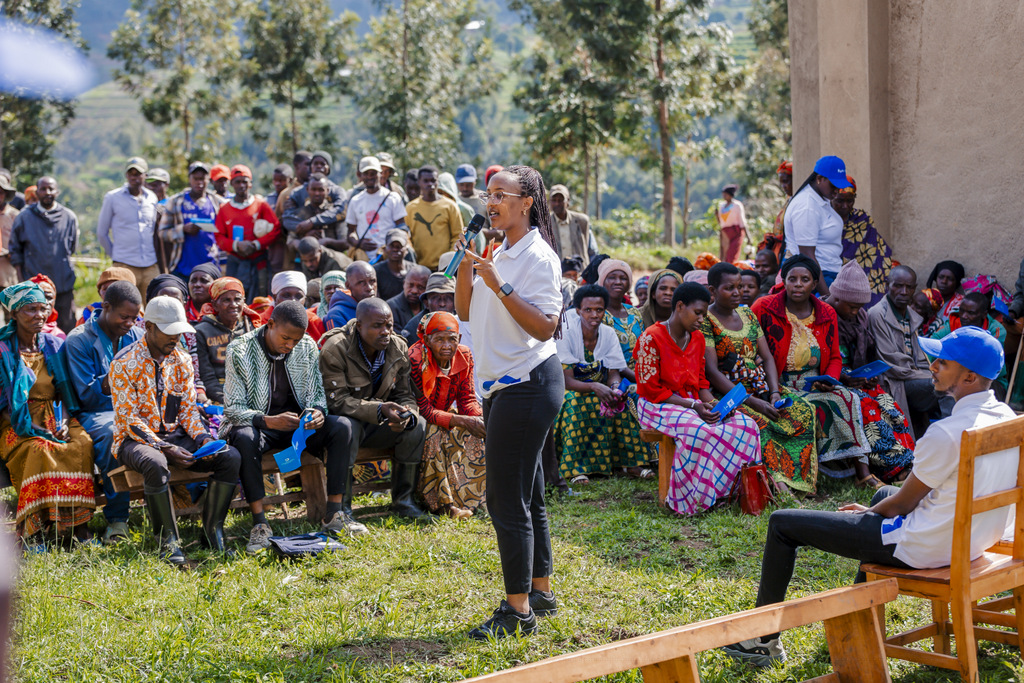 Ishimwe Noriella wari uhagarariye Irembo muri ubwo bukangurambaga aganira n'abaturage bo mu Karere ka Nyaruguru