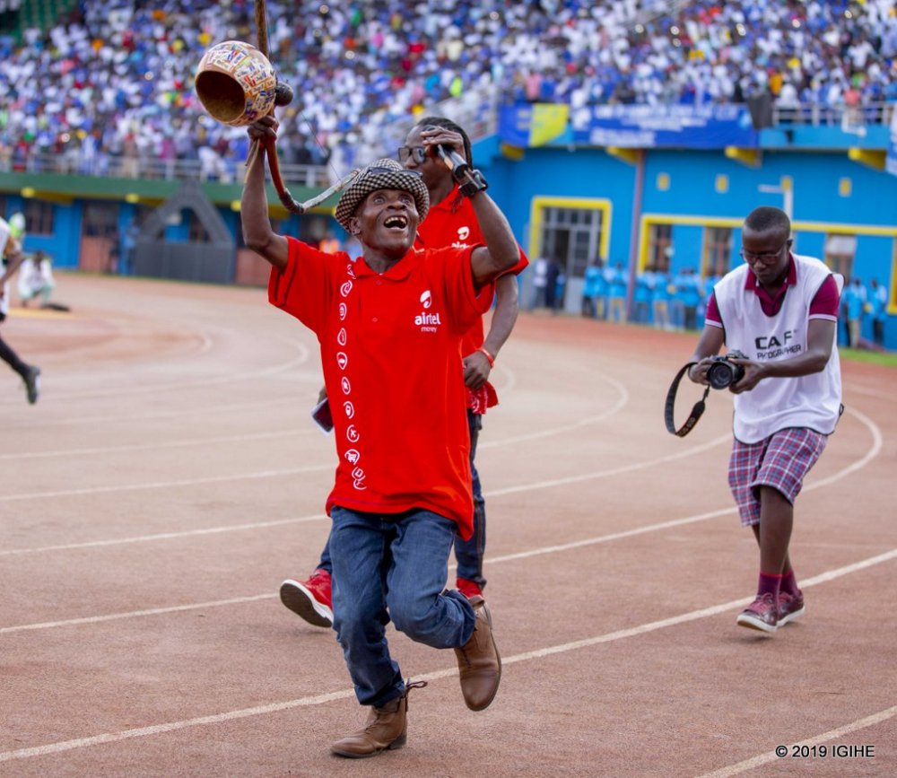 Aherutse gushimisha abafana ba Rayon Sports ubwo iyi kipe yashyikirizwaga igikombe cya shampiyona