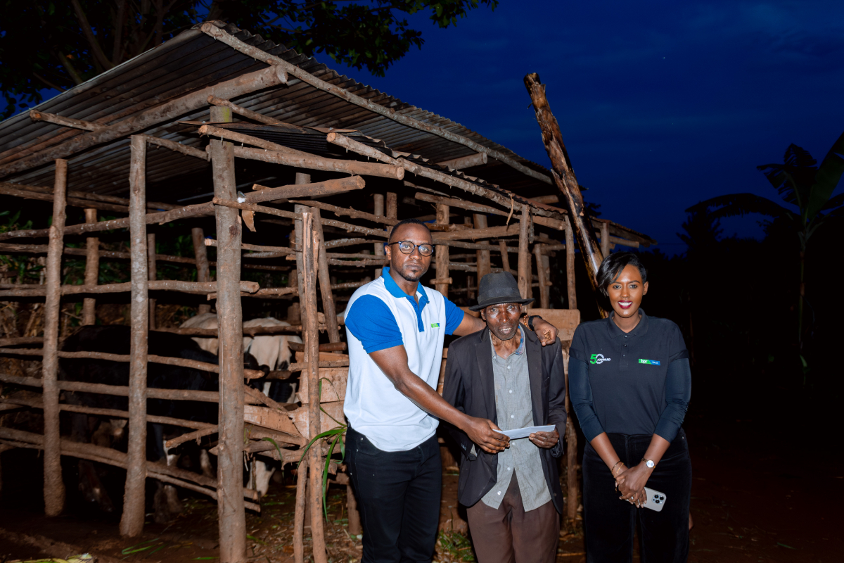 Nsengiyumva Louis yahawe inka ebyiri na BPR Bank Rwanda
