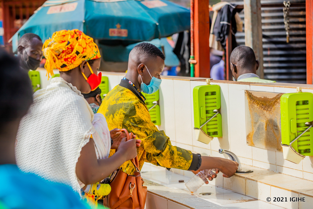 Mbere yo kwinjira muri Gare ya Nyabugogo ni ihame kubanza gukaraba intoki n'amazi meza ndetse n'isabune