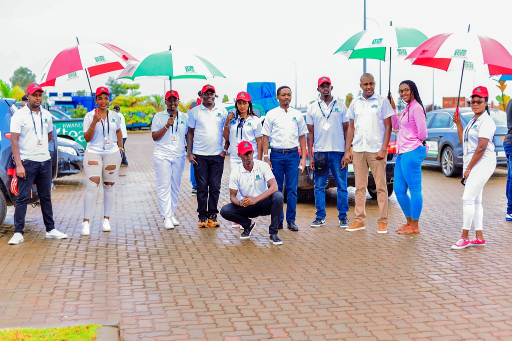 Abayobozi n'abakozi ba Techno Market bafashe ifoto y'urwibutso na Perezida w'Ishyirahamwe ry'Umukino wo gusiganwa ku Magare (FERWACY), Murenzi Abdallah