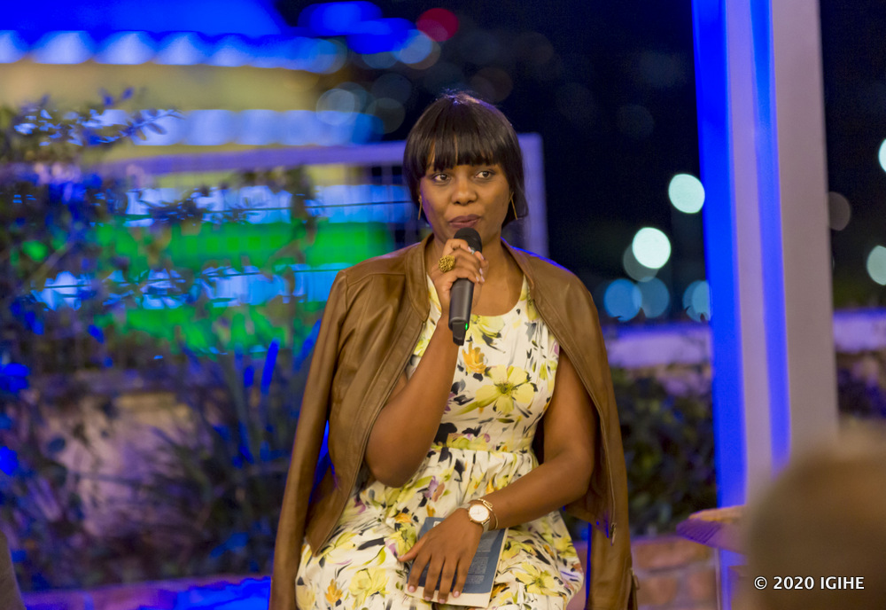 Numuhire Caroline, yasobanuriye ibikubiye mu gitabo cye abari bitabiriye umuhango wo kukimurika