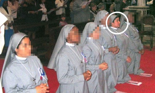 Ifoto y'Umubikira Roxana wabyaye yashyizwe ahagaragara n'ikinyamakuru Corriere Della Sera kiri gucukumbura aya makuru