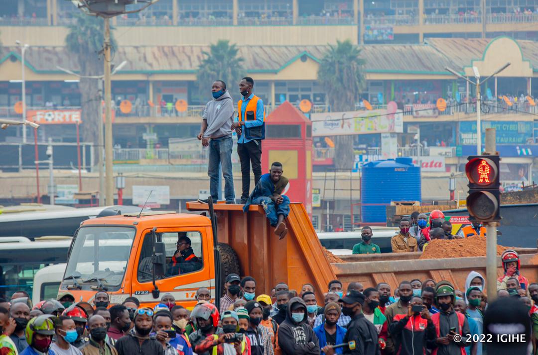 Bamwe mu bafana bari bategereje amagare mu Gatsata hafi ya Nyabugogo