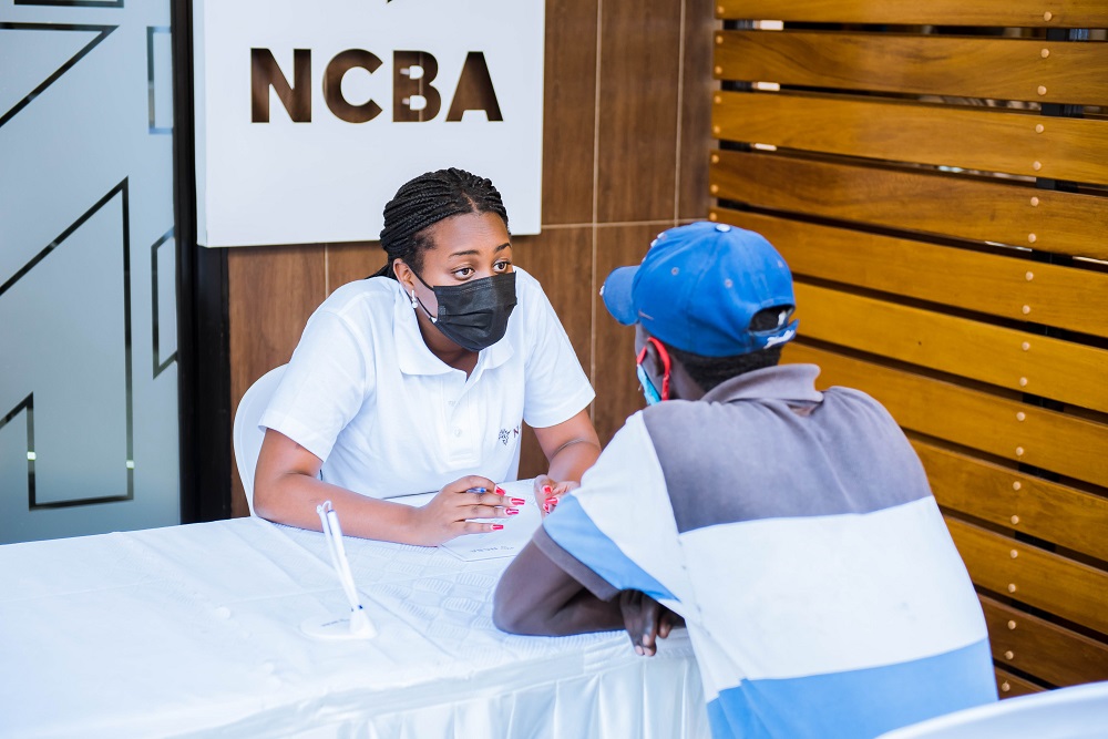 Umukozi wa NCBA i Nyabugogo ateze amatwi umukiliya wari umugannye ashaka serivisi