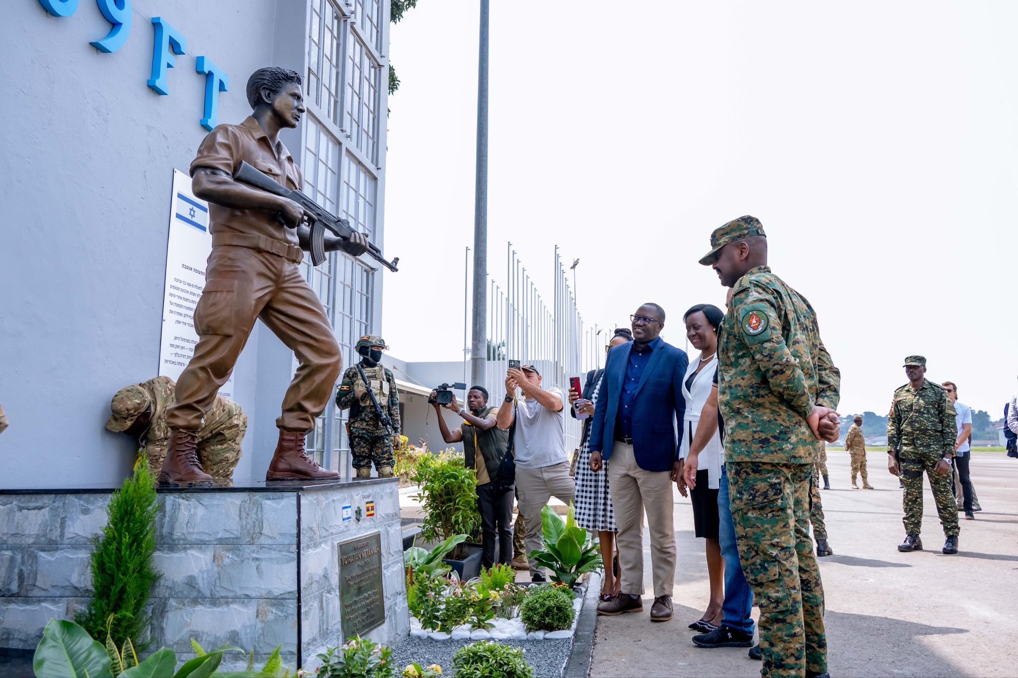 Yoni Netanyahu yubakiwe ikibumbano ku Kibuga cy'Indege cya Entebbe