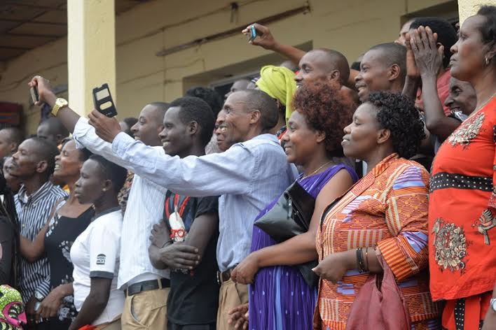 Abaturage bari benshi bitegereza imbyino z'abitabiriye Fespad