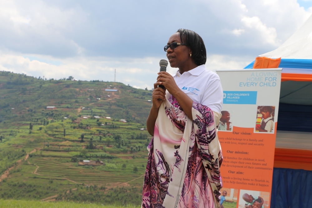 Umuyobozi wa SOS Rwanda, Nyinawagaga Claudine ageza ubutumwa ku bitabiriye ibirori byo kwizihiza yubile y'imyaka 25 imaze ikorera Nyamagabe