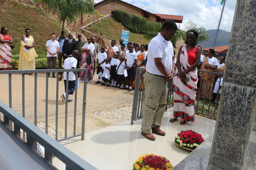 Umuyobozi Uhagarariye SOS muri Afurika y’Iburasirazuba n’Amajyepfo, Dereje Wordofa yunamira abari abanyeshuri n'abakozi bishwe muri Jenoside