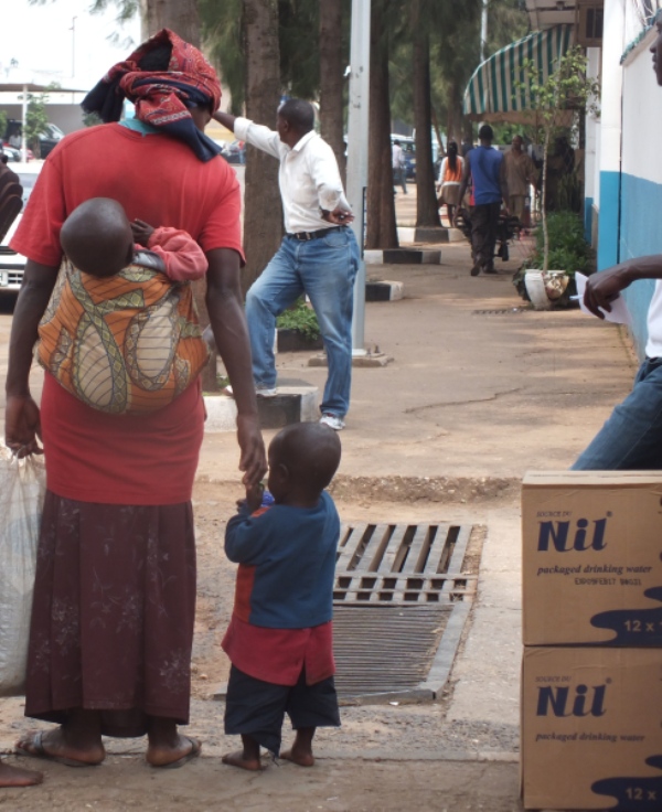 Nyina wa Mupenzi yagiye gusabiriza n'abana