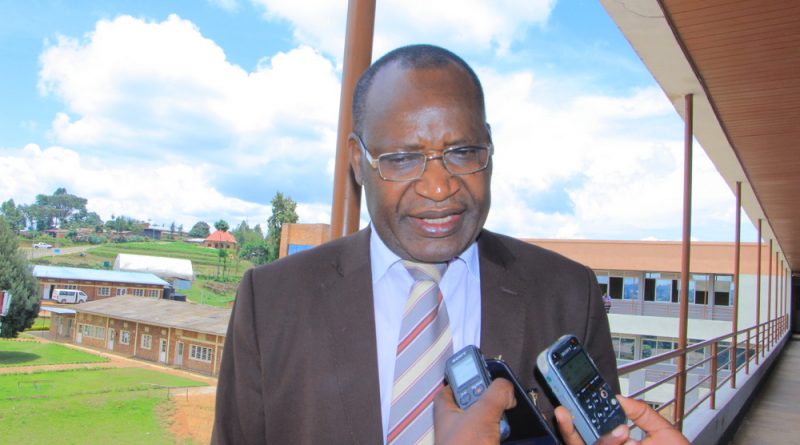 Padiri Dr Nyombayire yavuze ko ibaruwa imuhagarika yahawe na Musenyeri ivangavanze ndetse ngo ashobora kumujyana mu nkiko