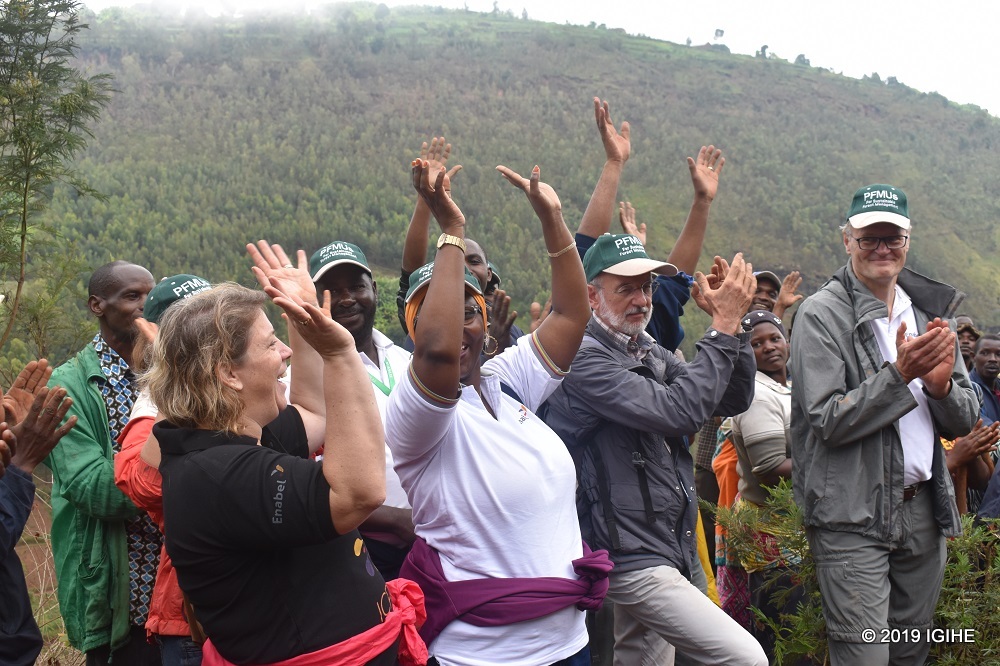 Nyuma y'umuganda rusange habayeho akanya ko gucinya akadiho