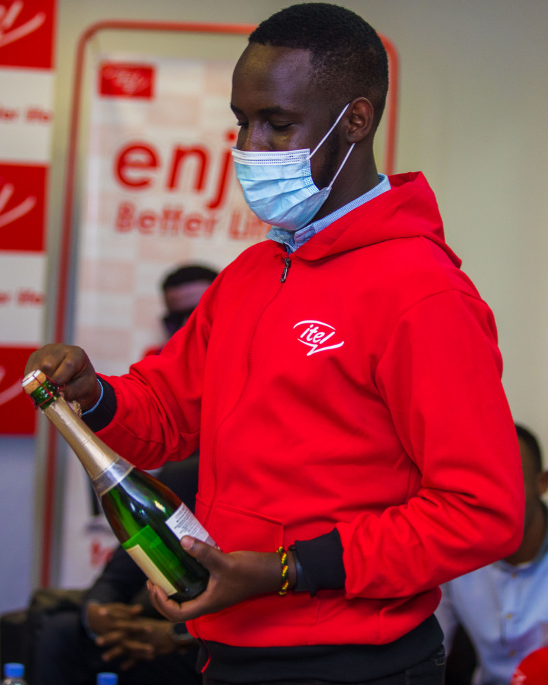 Nyuma yo gusinya amasezerano habayeho kuyishimira