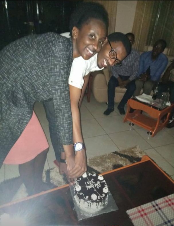 Nyuma yo kumwambika impeta bakase umutsima bashimangira igihango bahanye