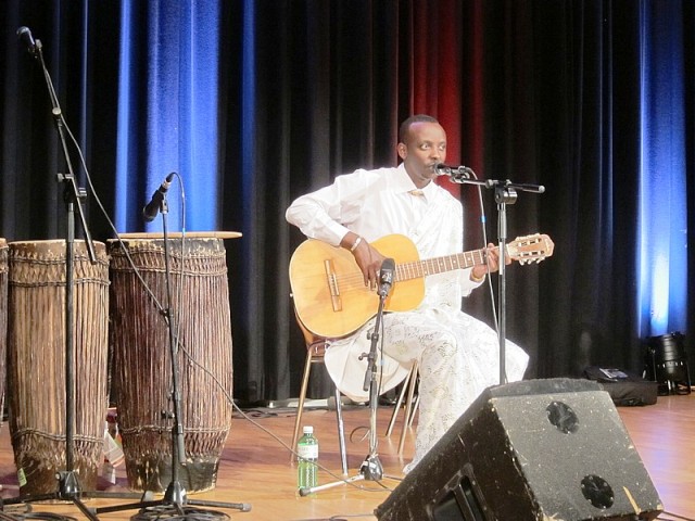 Mu Busuwisi, Jules Sentore yacuranze gitarari.