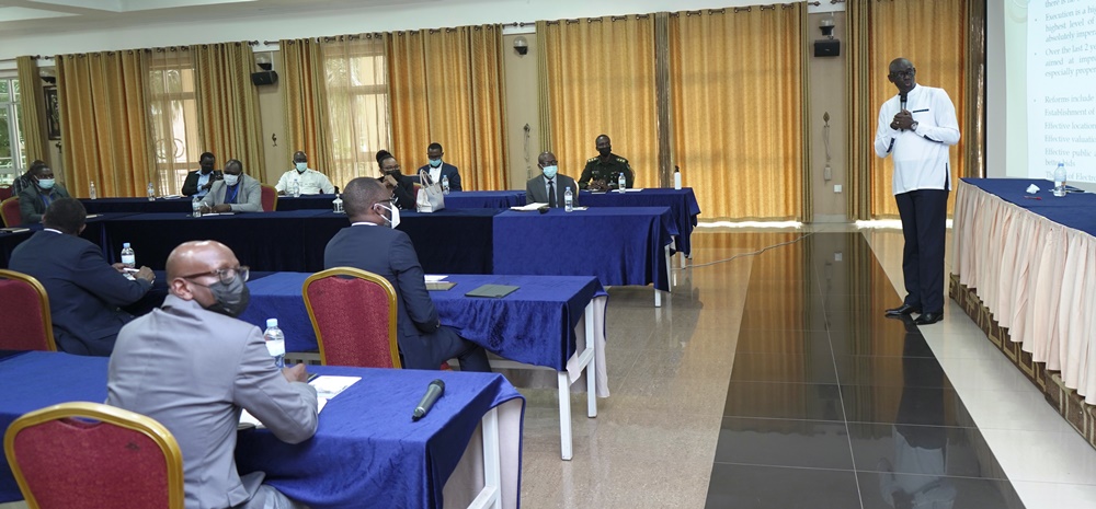 Minisitiri w’Ubutabera akaba n’Intumwa Nkuru ya Leta, Johnston Busingye, ubwo yaganiraga n’abayobozi b’amabanki ku bijyanye no kurangiza cyamunara hifashishijwe ikoranabuhanga.