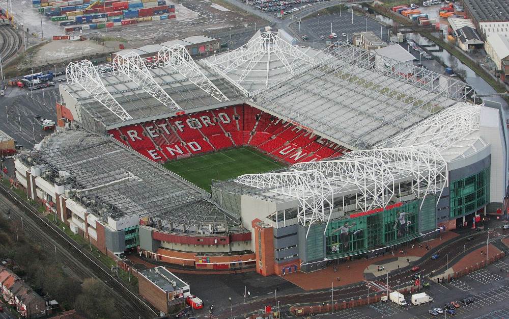 Old Trafford iri mu bibuga byakira abafana benshi mu Bwongereza