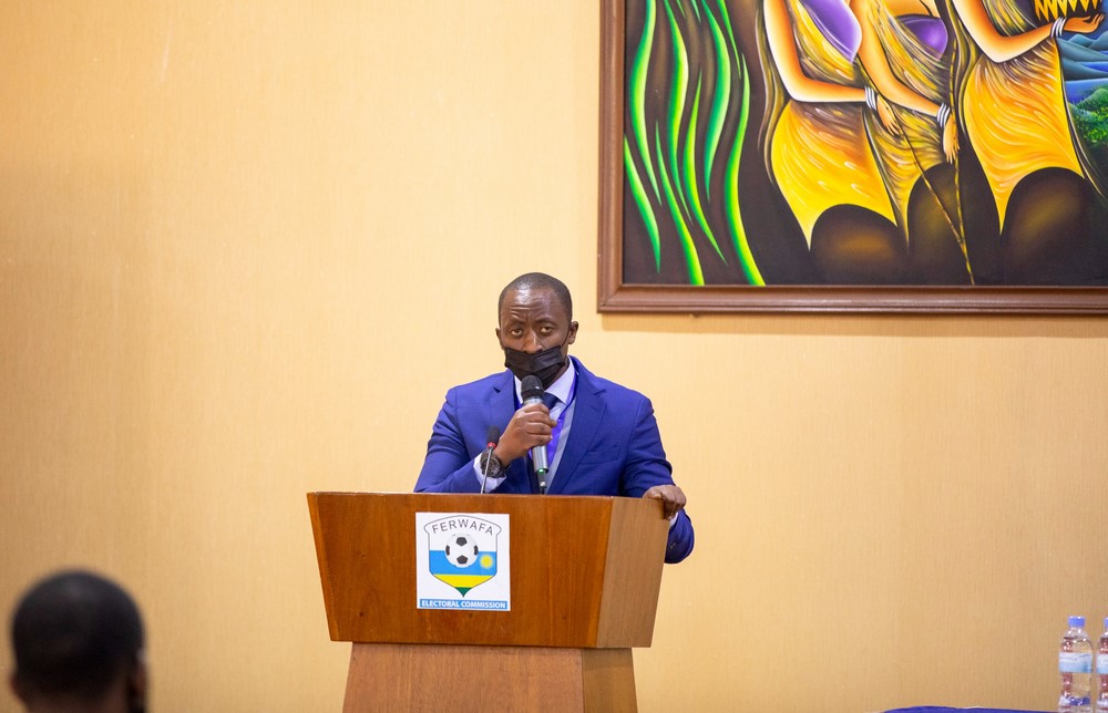 Perezida wa FERWAFA, Mugabo Nizeyimana Olivier yavuze ko hari ibyo batishimiye bikubiye mu masezerano bafitanye na Bralirwa