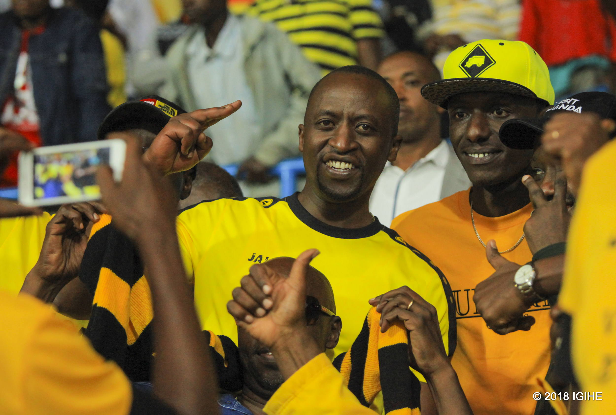 Olivier Nizeyimana uyobora MVS yishimanye n'abafana biratinda