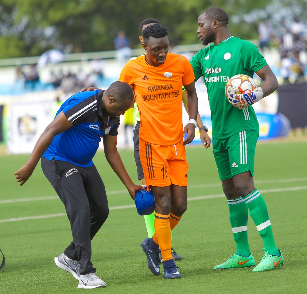 Olivier wa Rutsiro FC yagize ikibazo cyasabye ko hitabazwa abaganga