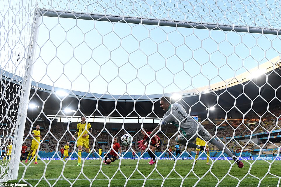 Olsen akuramo umupira watewe na Dani Olmo