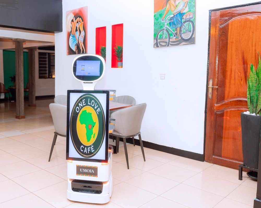 One Love Cafe ikoresha robot mu kwakira abakiliya