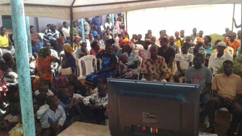 Abaturage b'aho Ongwen yakoreye ibyaha bakurikiranye uru rubanza mu buryo bw'amashusho