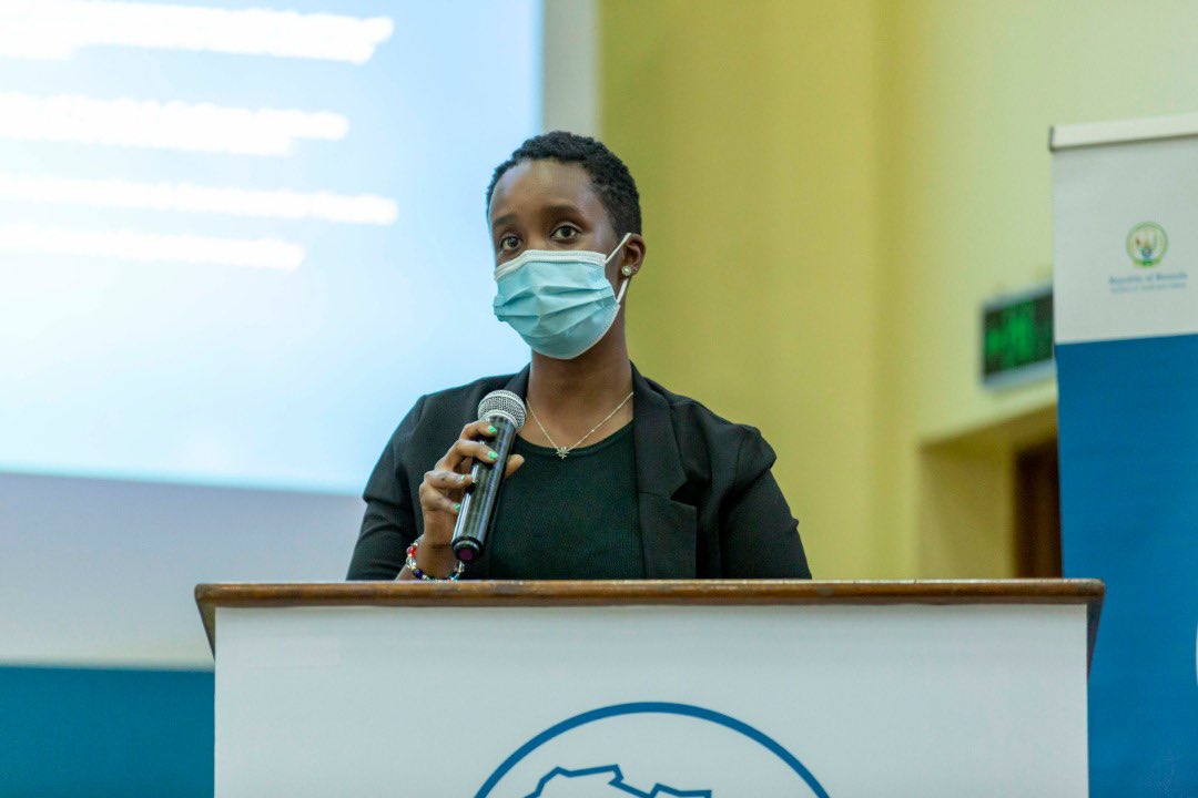 Orietta Agasaro ushinzwe Imishinga y'Urubyiruko muri iAccelerator ubwo yatangazaga ibigenderwaho mu kwandikisha imishinga