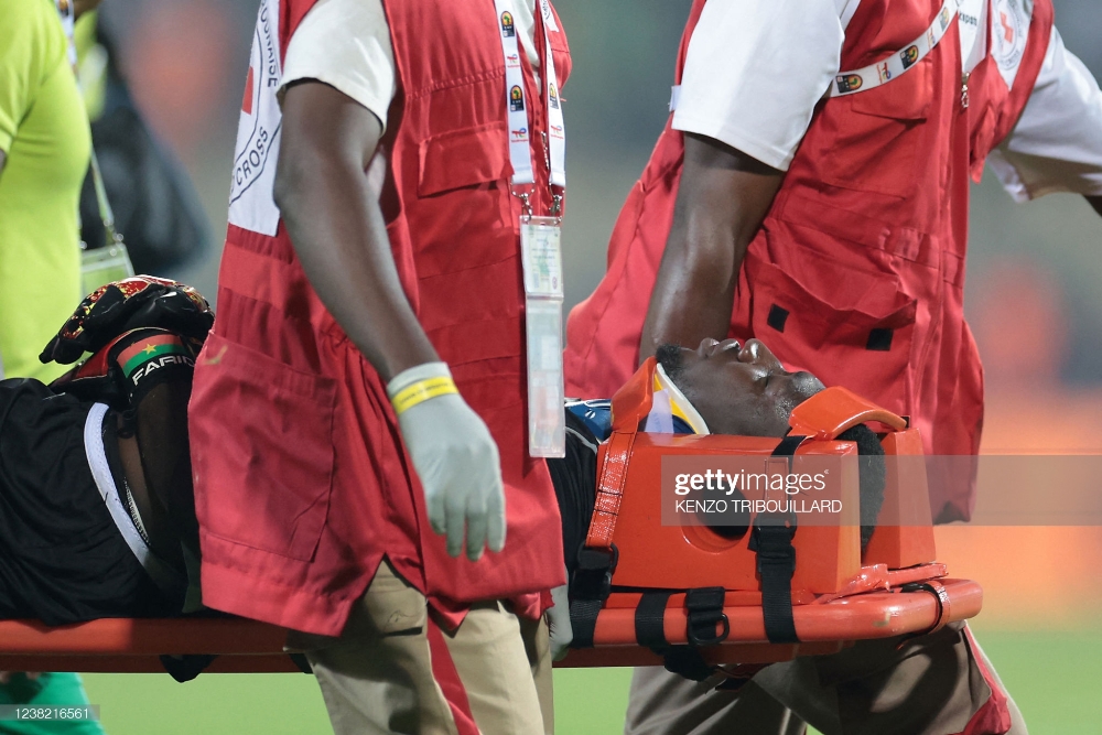 Farid Ouedraogo yasimbuwe amaze gutsindwa igitego cya gatatu nyuma yo kugaragaza ko yababaye ubwo yagonganaga na mugenzi we