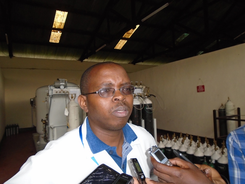 Dr Ngezahayo uhagarariye abaganga mu bitaro bya Ruhengeri