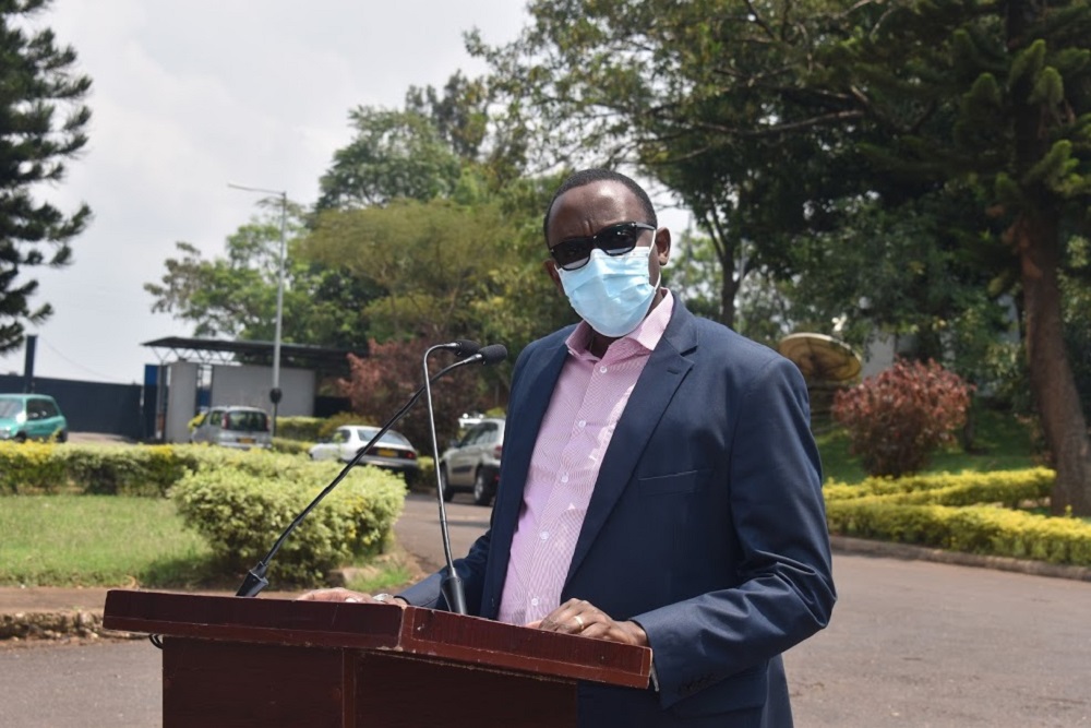 Umunyamabanga Uhoraho muri Minicom, Sebera Minega Michel, yishimiye ibikoresho byo kwirinda COVID-19 bashyikirijwe