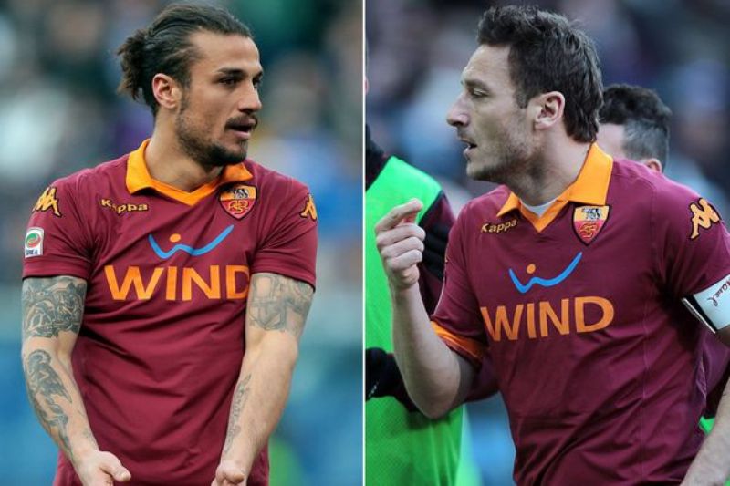 Francesco Totti (iburyo) yateye penaliti yari yifujwe na Pablo Osvaldo
