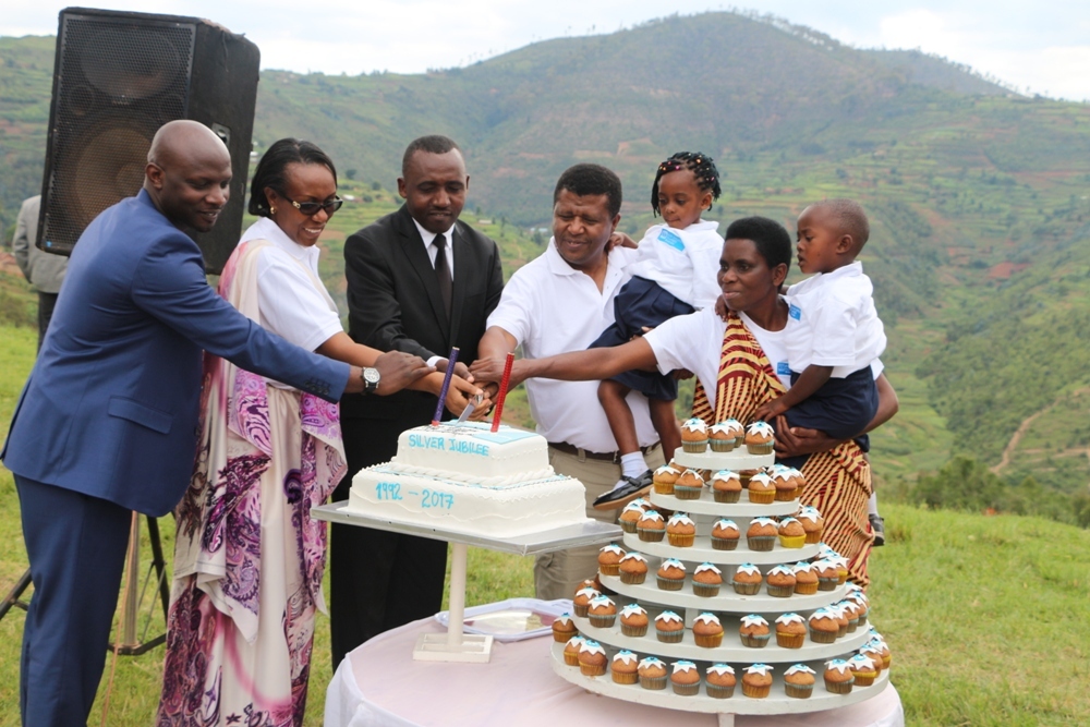 Abayobozi hamwe n'umubyeyi umaze imyaka 25 akora muri SOS Nyamagabe bakata umutsima
