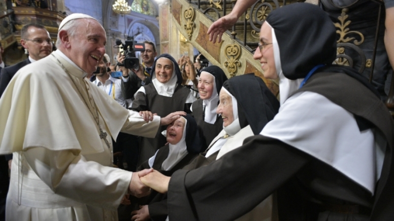 Papa Francis yakirwa n’ababikira ubwoyageraga kuri Cathedrale y’i Santiago muri Chili
