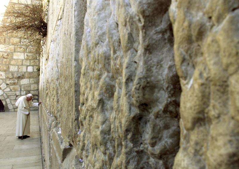Muri Werurwe 2000, Papa Yohani Paul II yasuye yasuye Israel asaba imbabazi abakirisitu, ubwo yari ku rukuta rw’amaganya( Western Wall)