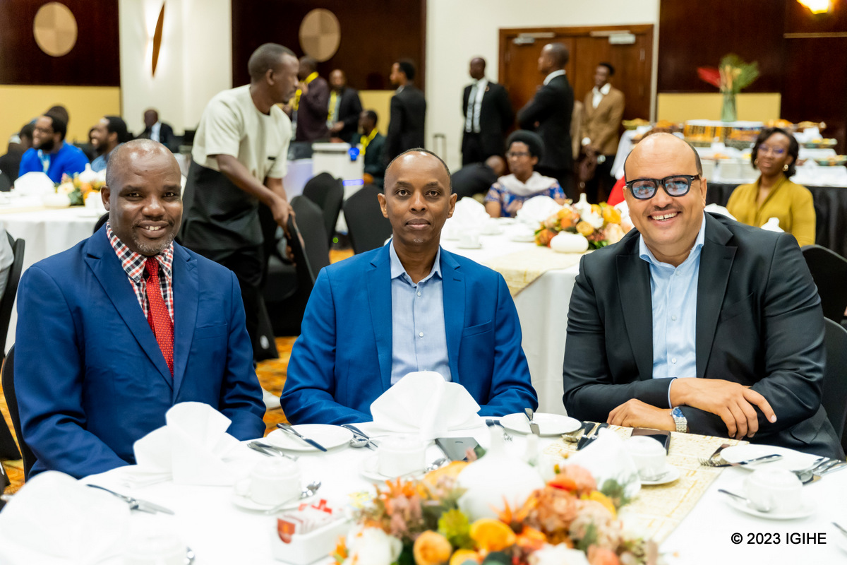 Pasiteri Alain Numa na bagenzi be ubwo bari bitabiriye aya masengesho