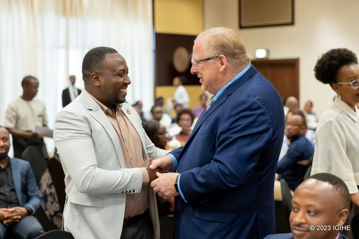 Pasiteri Rick Warren aganira na rwiyemezamirimo Dr Francis Habumugisha