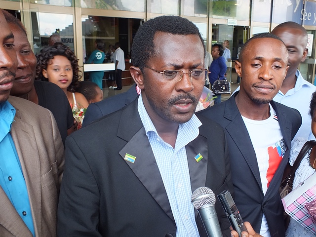 Pasiteri samedi wari uyoboye abagiye muri Isiraheli aganira n'itangazamakuru bageze mu Rwanda ku kibuga cy'indege i Kanombe