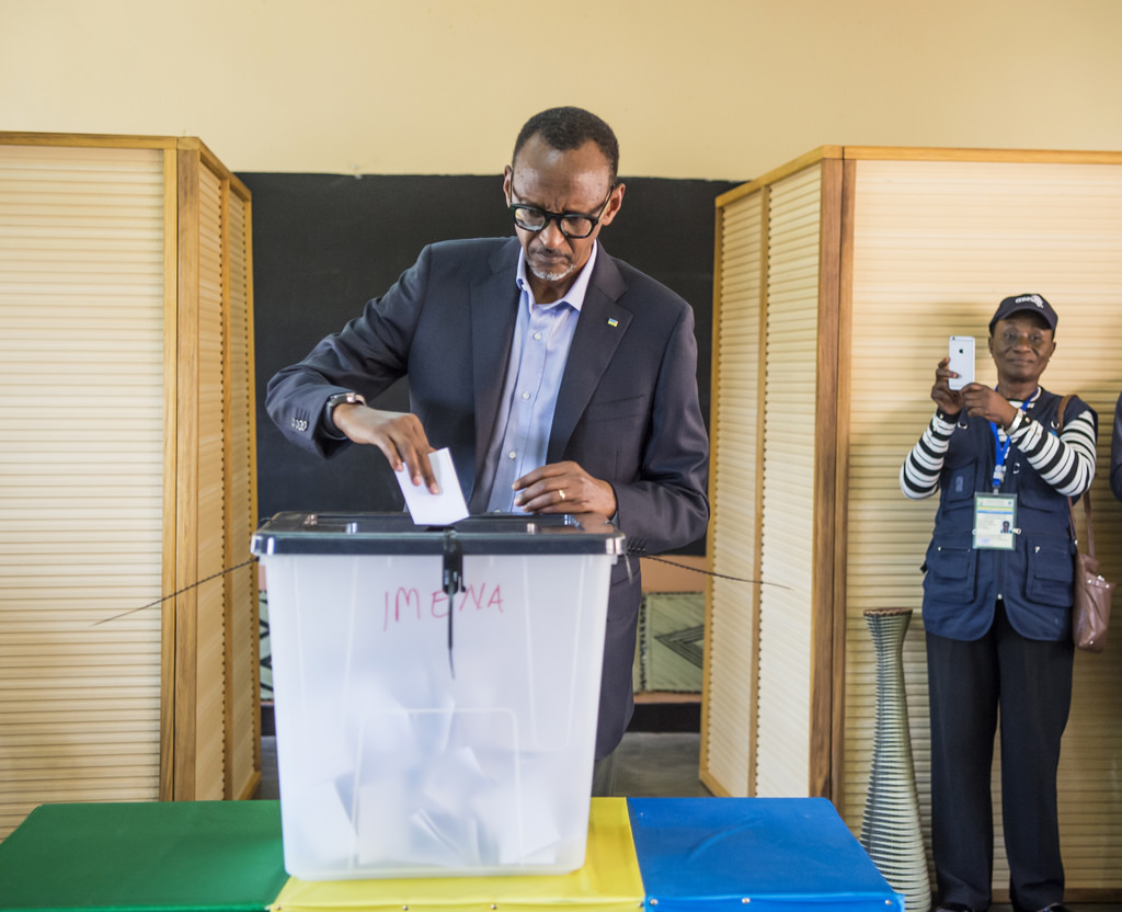 Paul Kagame ashyira urupapuro rw'itora mu gasanduku