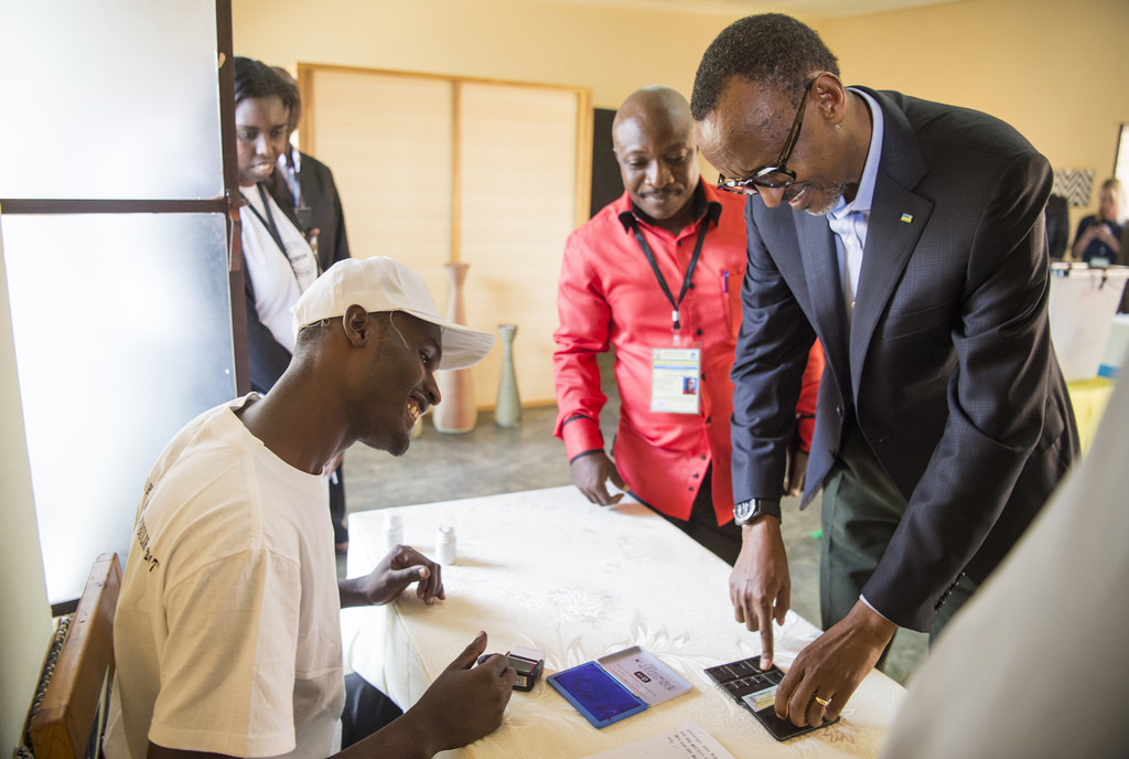 Paul Kagame yerekana ibyangombwa mu cyumba cy'itora