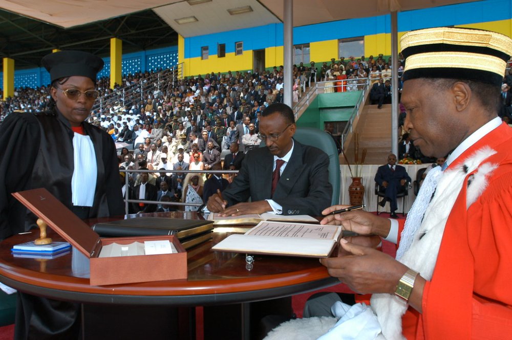 Perezida Kagame ashyira umukono ku ndahiro ye mu 2003