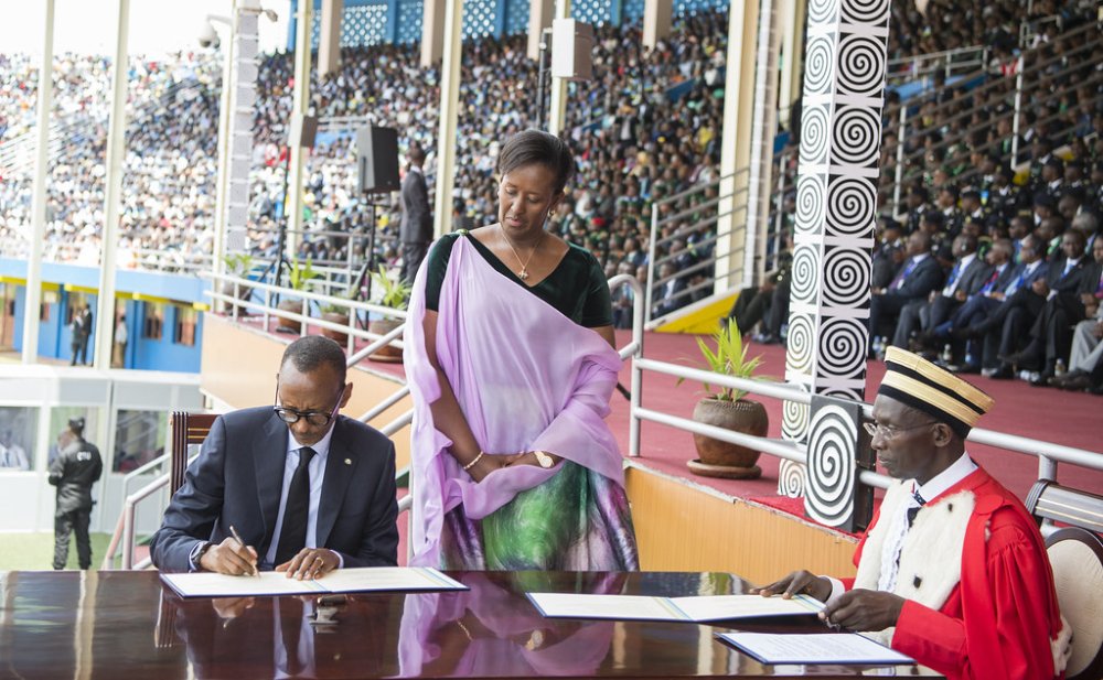 Perezida Kagame ashyira umukono ku ndahiro ye mu 2017