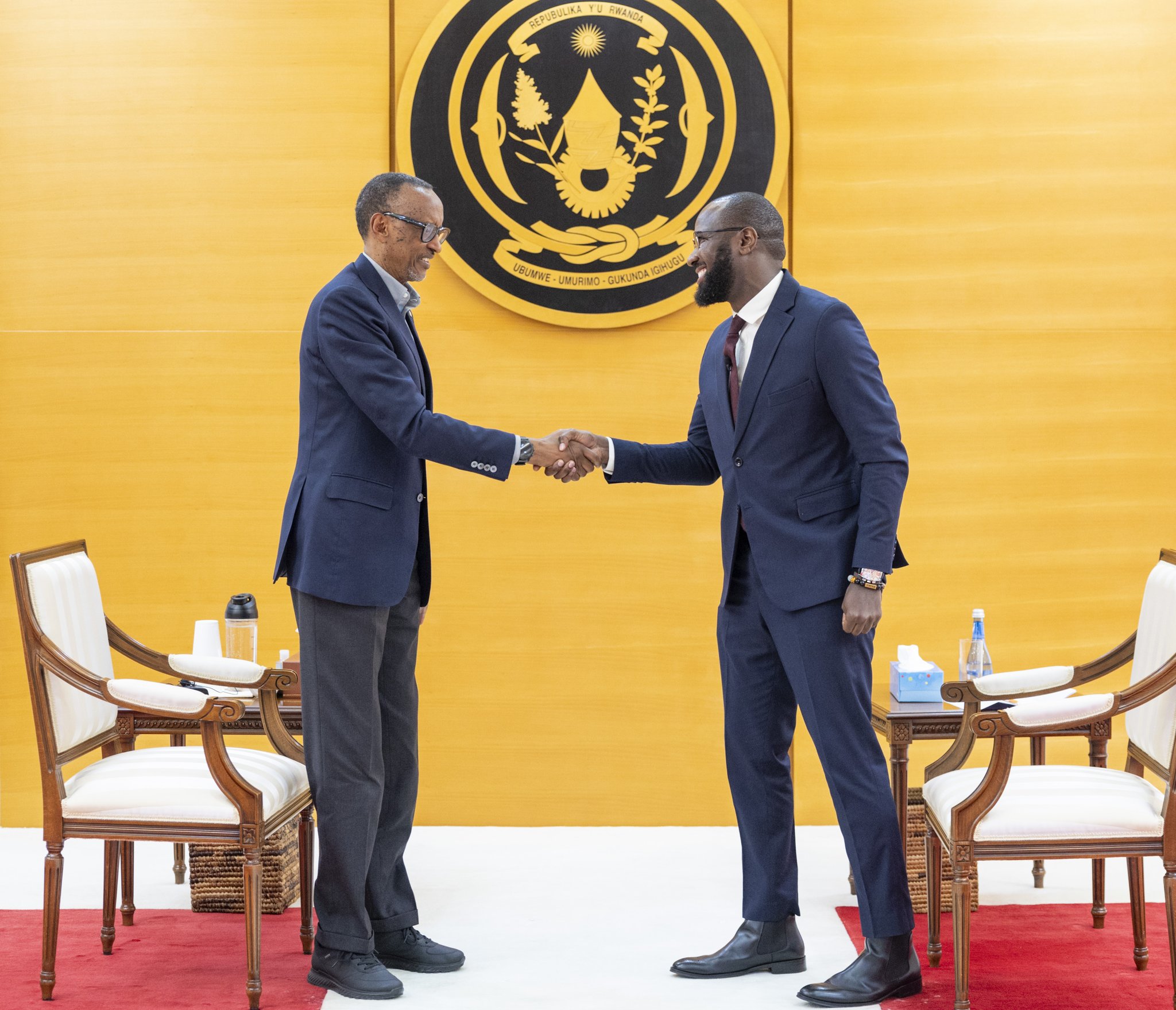Perezida Kagame aramukanya n'Umunyamakuru James Smart bagiranye ikiganiro