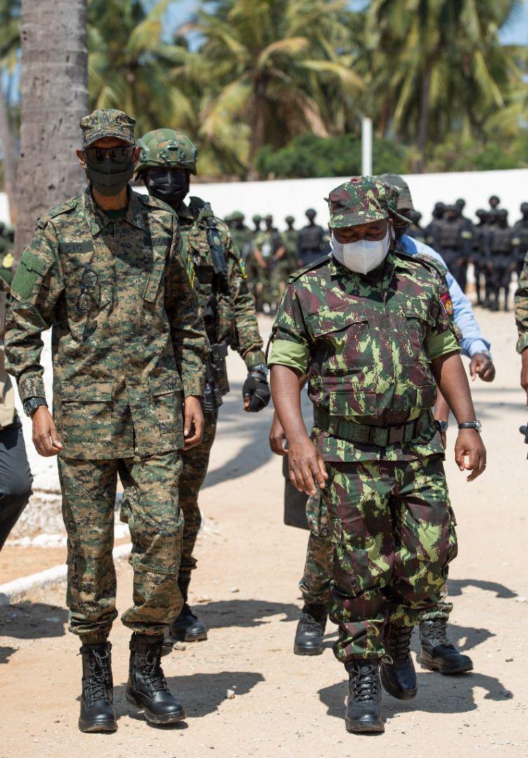 Perezida Kagame aherekejwe na mugenzi we wa Mozambique, Filipe Nyusi, ubwo bageraga mu Kigo cya Gisirikare cy’Ingabo zirwanira mu Mazi kiri mu gace ka Pemba, mu rugenzo rwo gusura ingabo zoherejwe kugarura amahoro muri Cabo Delgado