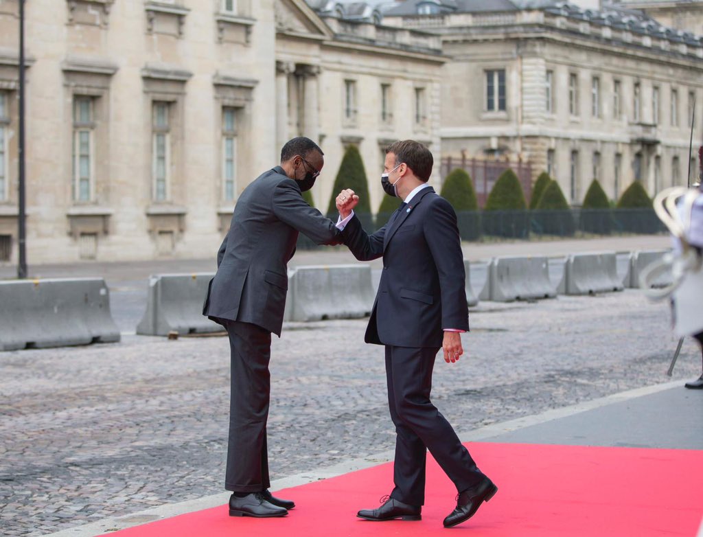 Perezida Kagame aramukanya na mugenzi we w'u Bufaransa Emmanuel Macron wamwakiriye